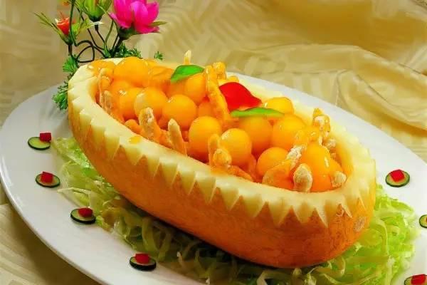 吃冰块黄金蜜瓜,冰镇黄金蜜瓜，甜蜜解渴的清凉体验