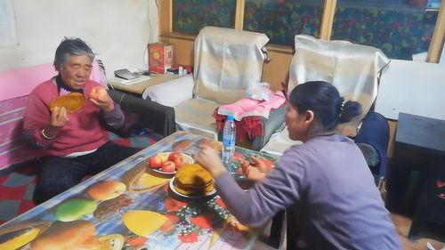 农村母亲节吃瓜,瓜香四溢的温馨时光