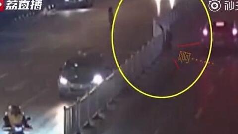 吃瓜栏杆男女,揭秘男女生在八卦文化中的独特视角